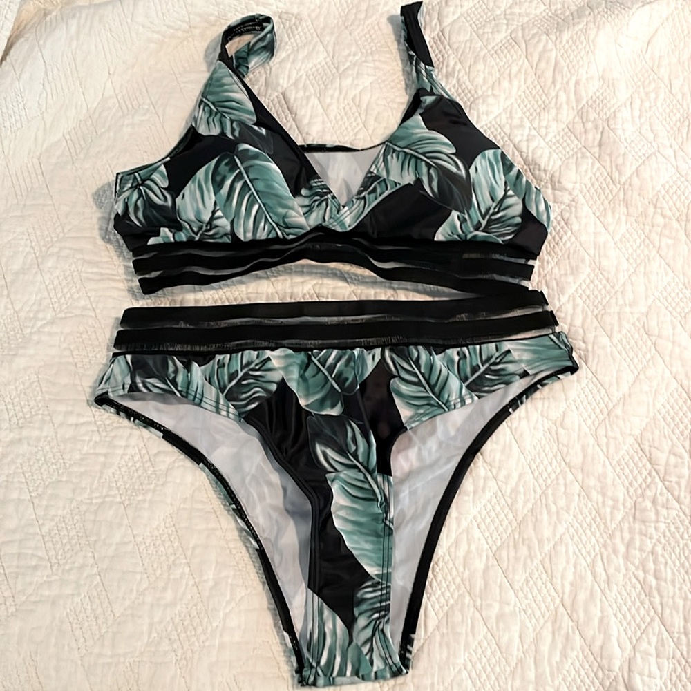 Never worn SHEIN bikini - lined cups, panty liner still in place, size XL